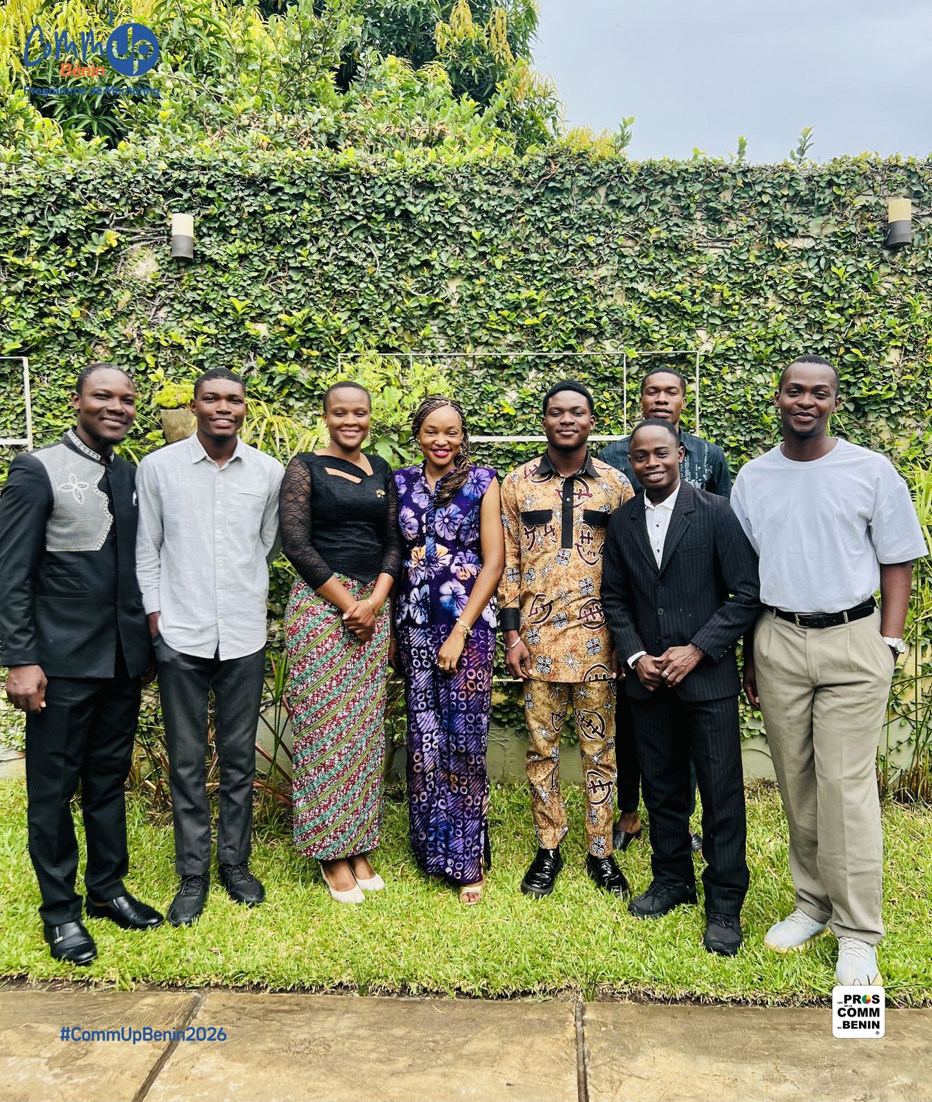 Mentorés et mentore de la cohorte Comm’Up Bénin 2026 réunis dans un jardin