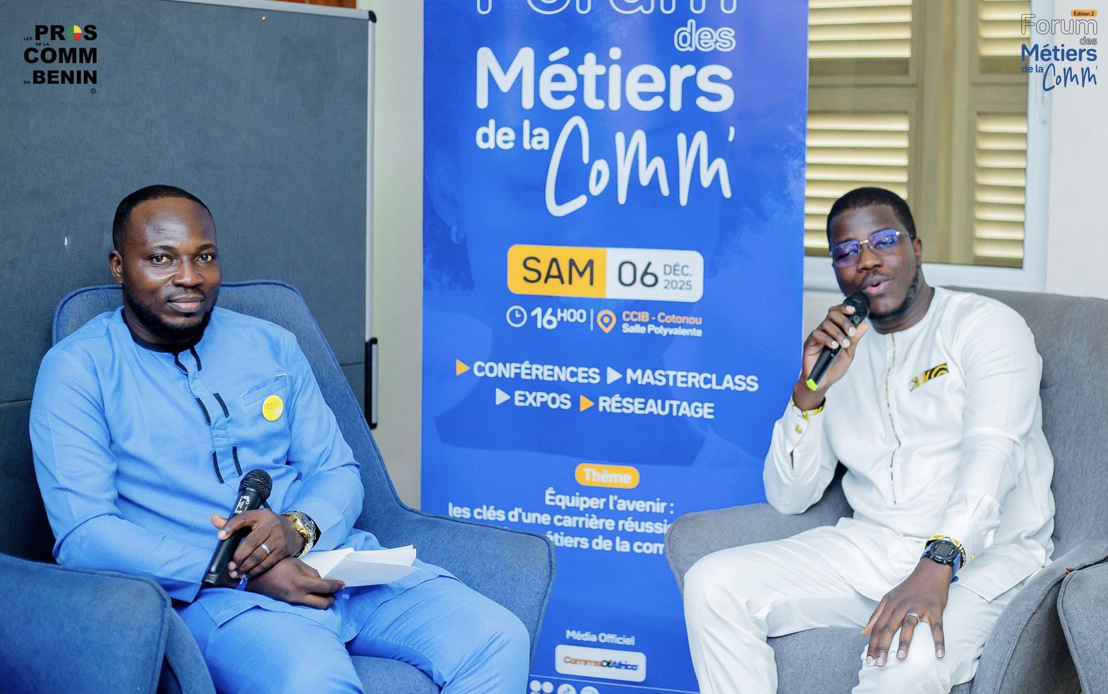 Échange au micro entre deux intervenants, devant le kakémono du Forum du 6 décembre 2025 à la CCIB de Cotonou