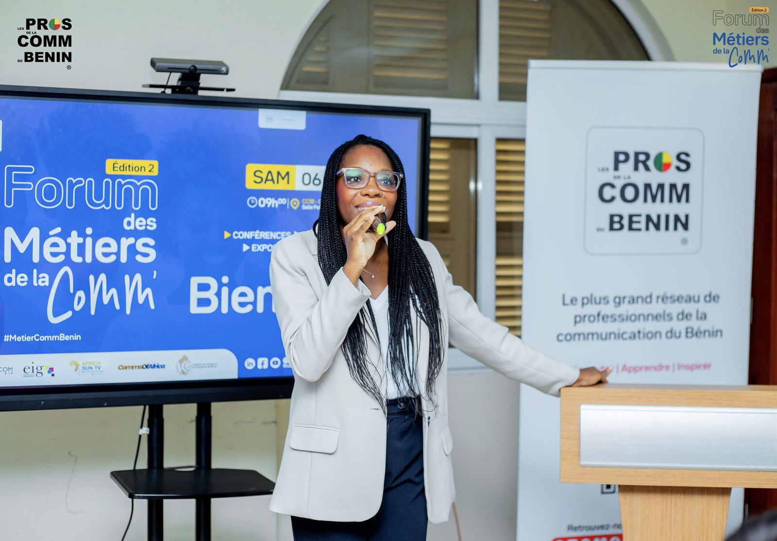 Une organisatrice prend la parole devant l’écran du Forum des Métiers de la Comm’, édition 2