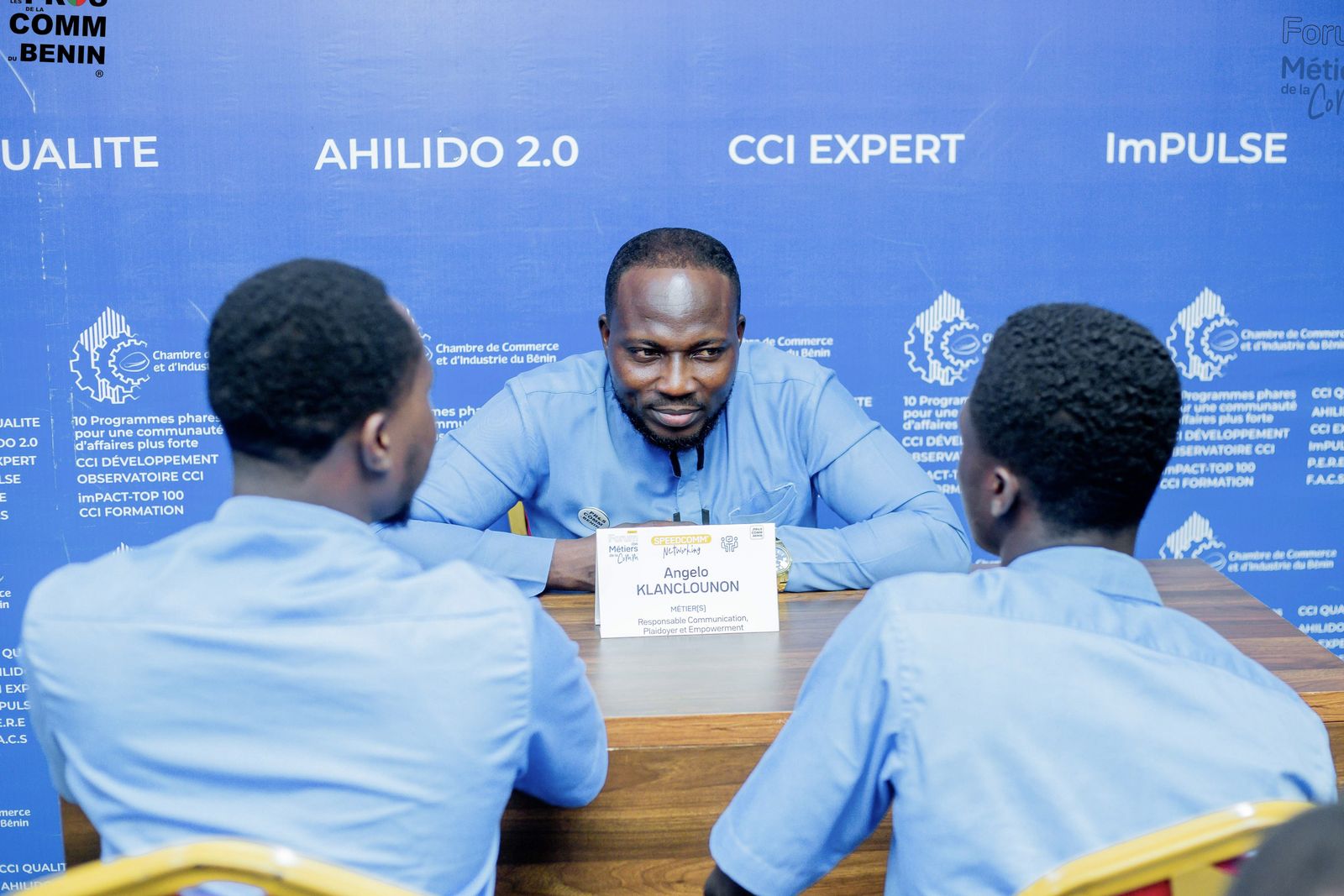 Angelo KLANCLOUNON échange avec deux étudiants lors du SpeedComm’ Networking du Forum 2025